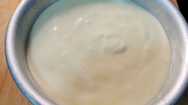 红薯慕斯蛋糕,蛋白霜分两次加入蛋黄糊中，切拌均匀，最后倒入蛋白霜中，一样用切拌均匀，倒入蛋糕模具中