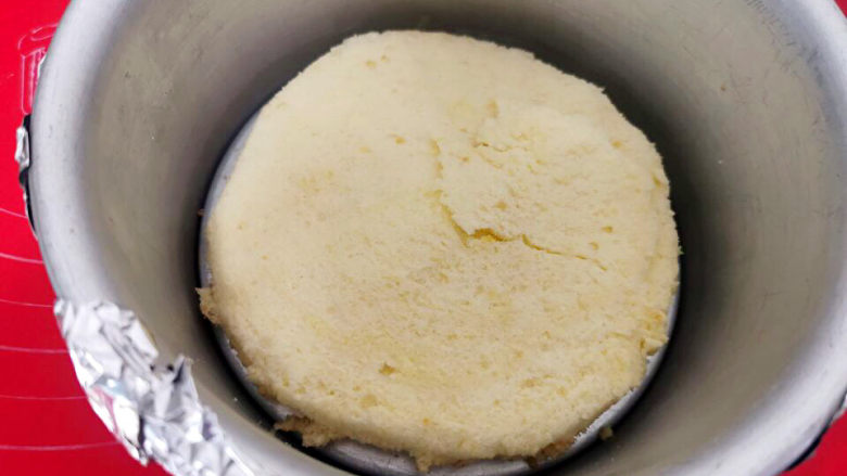 红薯慕斯蛋糕,蛋糕胚从中间对半切开，边缘修小一些，放入蛋糕模具中
