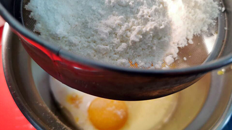 红薯慕斯蛋糕,蛋黄液的材料加入过筛低粉