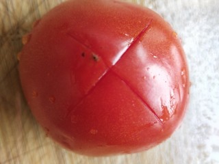 番茄藕丁,在西红柿上下切个十字