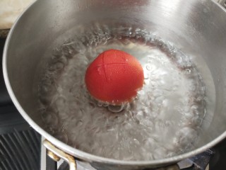 番茄藕丁,放入开水中烧片刻