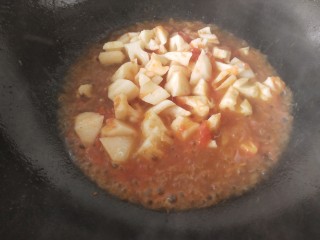 番茄藕丁,炒一会儿，加一点开水，再烧片刻，出锅前加点生抽