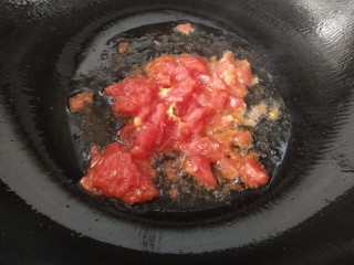 番茄藕丁,锅里放油，热油，放入番茄炒会儿，放一点白糖炒一会，再加点盐，炒出汁