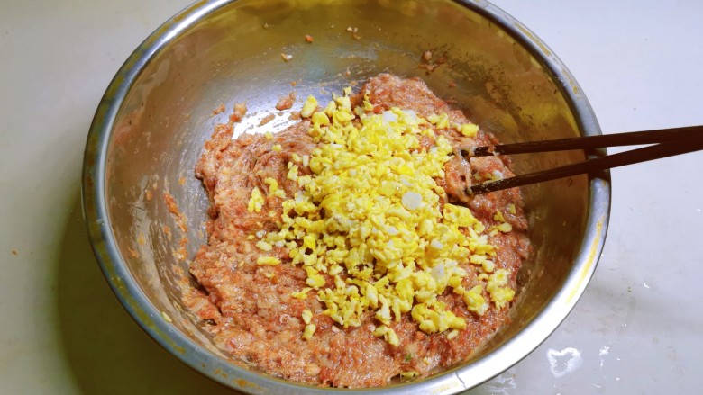 蛤蜊水饺,鸡蛋炒碎放入馅料盆里。