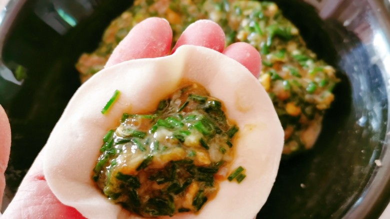 蛤蜊水饺,面团移至面板，分成小剂子，取一份擀成圆片，放入适量馅料。