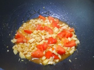 番茄藕丁,煮至番茄熟，加入盐调味