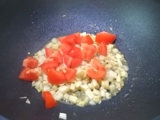 番茄藕丁,加入番茄块