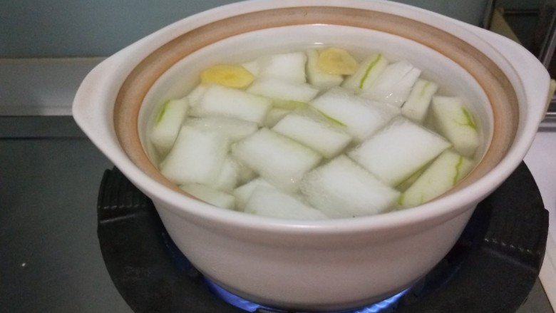 冬瓜瘦肉汤,加入适量盐。