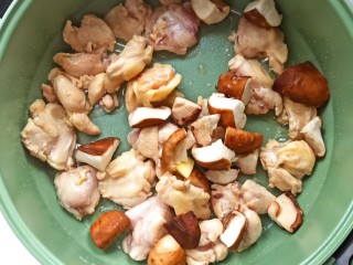 大盘鸡拌面,加入蘑菇