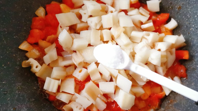 番茄藕丁,加适量盐