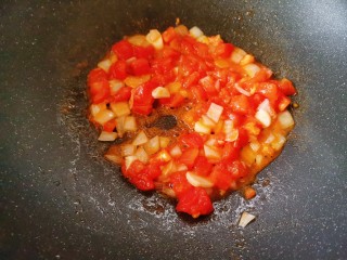 番茄藕丁,炒制番茄软烂出汁