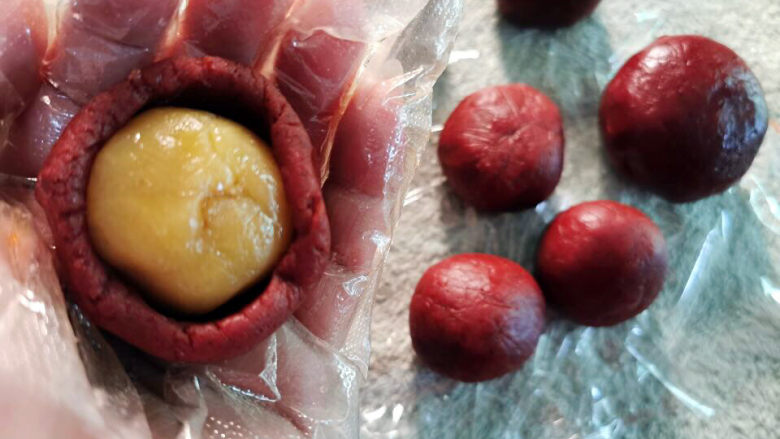 柿子月饼,绿豆馅料包入20克的桃山皮中
