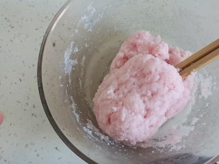 冰皮月饼,150克冰皮月饼预拌粉加入150克开水搅拌成团