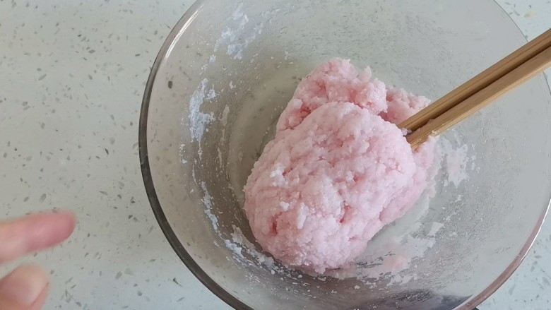 冰皮月饼,150克冰皮月饼预拌粉加入150克开水搅拌成团