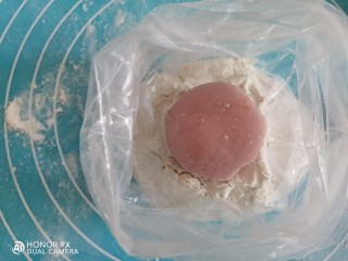 冰皮月饼,粘一层熟糯米粉，再拍掉多余的粉