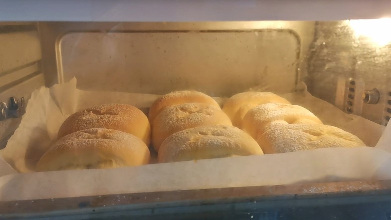 红薯面包卷,送入预热好的烤箱上下火，180度烤30分钟