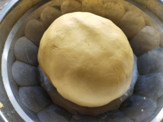 南瓜饼,在南瓜泥里加入糯米粉和粘米粉，揉成团
