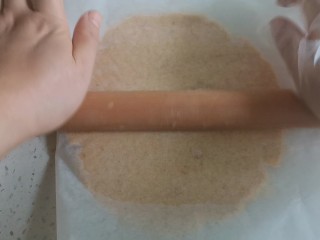 红薯饼干,放在油纸里，擀成5毫米的薄片