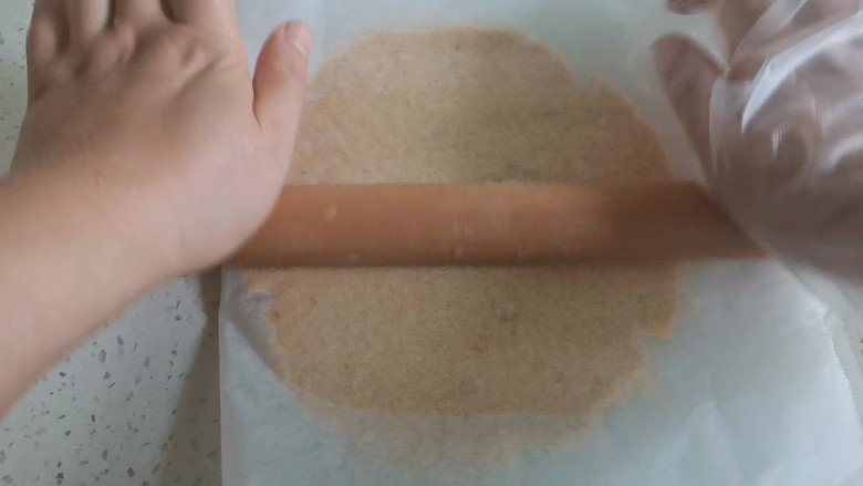 红薯饼干,放在油纸里，擀成5毫米的薄片