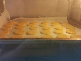 红薯饼干,送入预热好的烤箱，上下火175度烤20分钟
