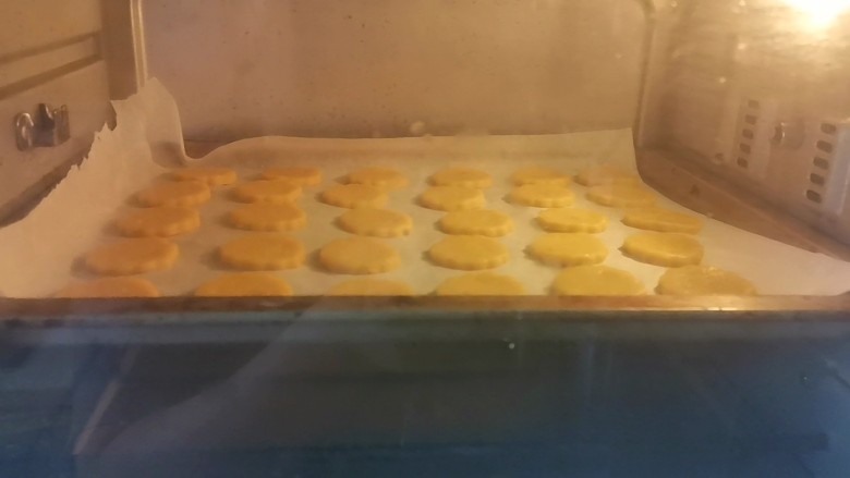 红薯饼干,送入预热好的烤箱，上下火175度烤20分钟