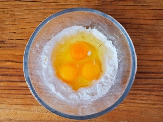 台湾蛤蜊煎,2、150g左右的木薯粉加入三个鸡蛋，基本上1:1混合。