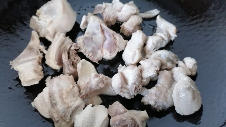 酱焖鸡块,锅内放油烧热放入鸡肉翻炒
