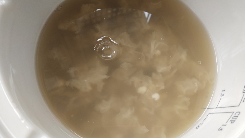 南瓜银耳莲子羹,薏米和银耳炖至浓稠，软软糯糯