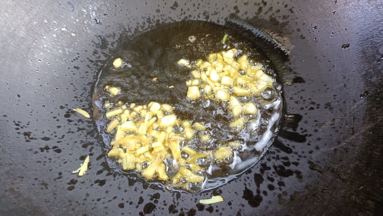 葱油鱼片,另起锅烧油，放入生姜大蒜