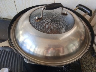 红烧螃蟹,盖上锅盖，烧3分钟左右