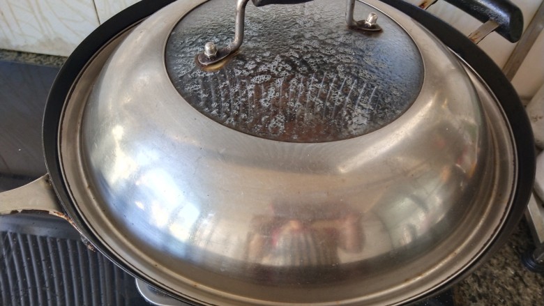 红烧螃蟹,盖上锅盖，烧3分钟左右