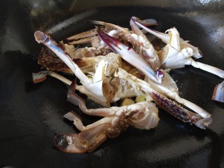 红烧螃蟹,把螃蟹漏出的肉贴近锅底，一段一段码进锅里，煎至蟹肉有点发黄