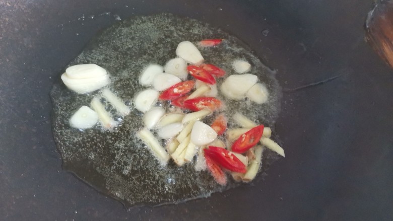 芹菜炒墨鱼,锅烧油下，大蒜，姜片，小米椒爆香