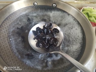 芹菜木耳炒肉丝,锅里烧水，把泡发好的木耳焯水至断生