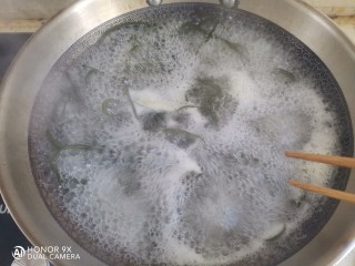 凉拌芝麻海带,锅里烧水下入海带丝焯水至断生，捞出过冷水