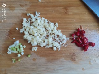 凉拌芝麻海带,蒜拍碎，切成蒜末，葱白切粒，小米椒切粒