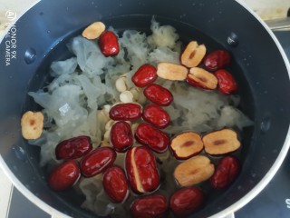 南瓜银耳莲子羹,锅中加足量的水，加入银耳，红枣，莲子