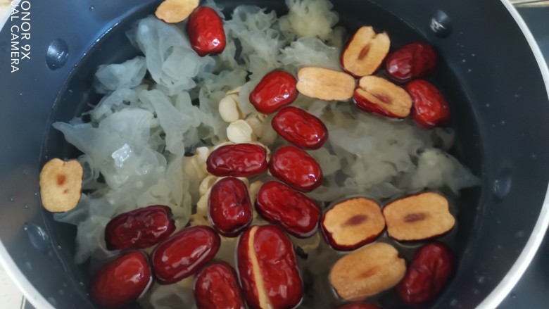 南瓜银耳莲子羹,锅中加足量的水，加入银耳，红枣，莲子