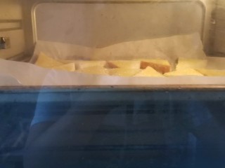 蜂蜜黄油吐司片,送入预热好的烤箱，上下火160度烤烤15分钟