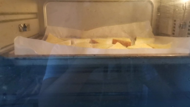 蜂蜜黄油吐司片,送入预热好的烤箱，上下火160度烤烤15分钟