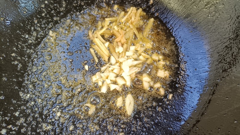 芹菜木耳炒肉丝,就油锅放入生姜大蒜，炸出香味