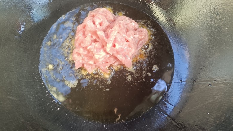 芹菜木耳炒肉丝,起锅烧油，放入肉丝，走油，捞出滤干