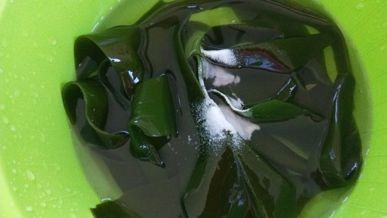 凉拌芝麻海带,放入盆中加入食用碱清洗。