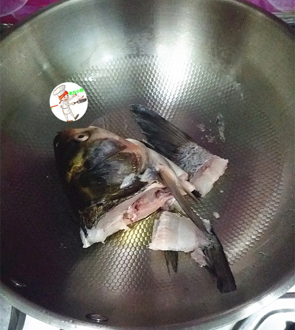 鱼头炖汤,放入鱼头鱼骨，煎制两面焦黄