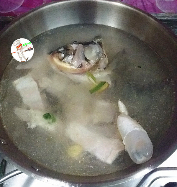 鱼头炖汤,全部煎好后，放入葱姜和适量温水