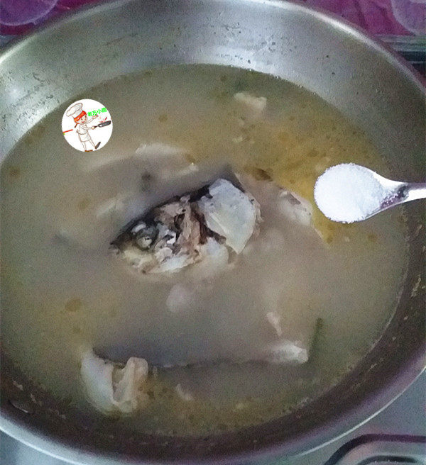 鱼头炖汤,转大火收浓汤汁后，加1小勺食盐调味