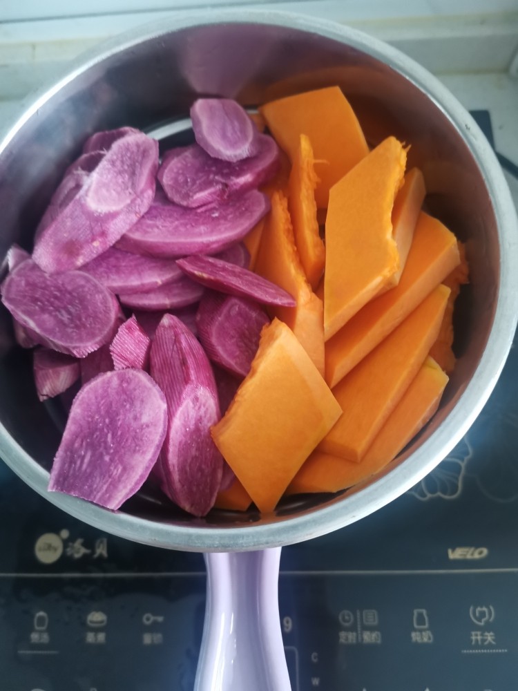 南瓜紫薯月饼,上蒸锅