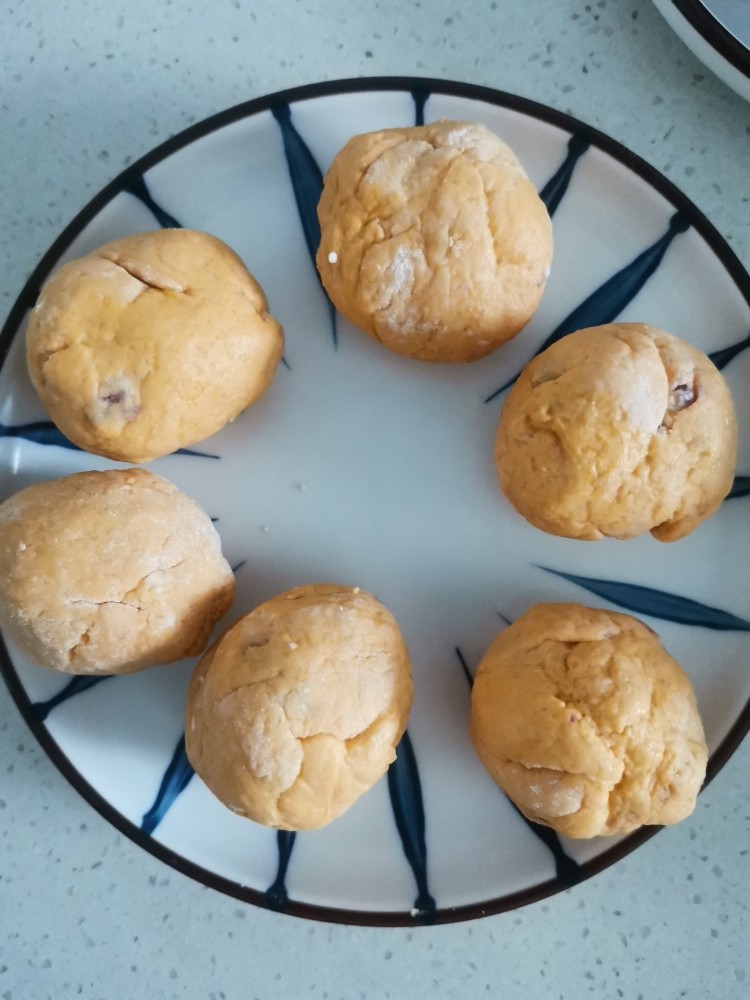 南瓜紫薯月饼,分成小份搓成20的圆球