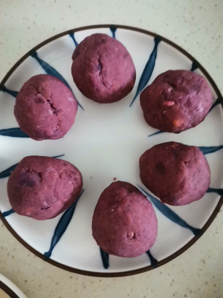 南瓜紫薯月饼,紫薯泥也搓成20克的圆球