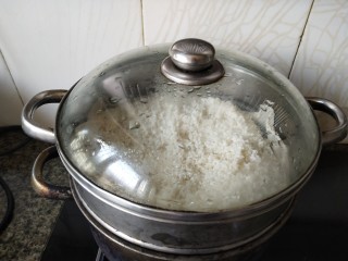 五彩的糯米饭,蒸锅里倒入开水，蒸屉上铺上一块纱布，倒入洗好的糯米